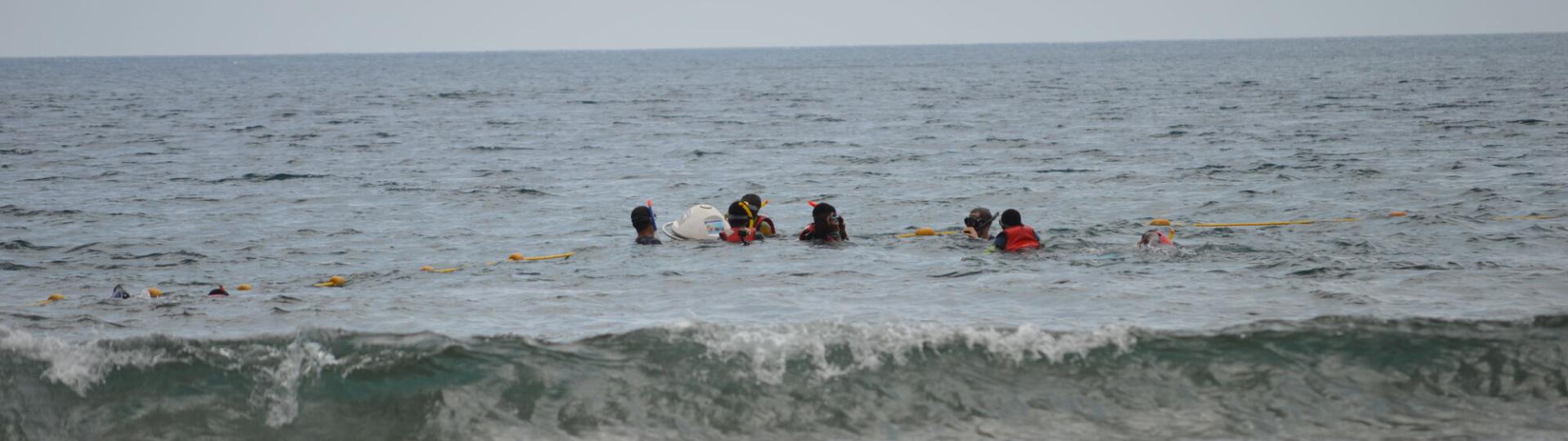 Jeunes nageurs sur le sentier sous-marin pédagogique